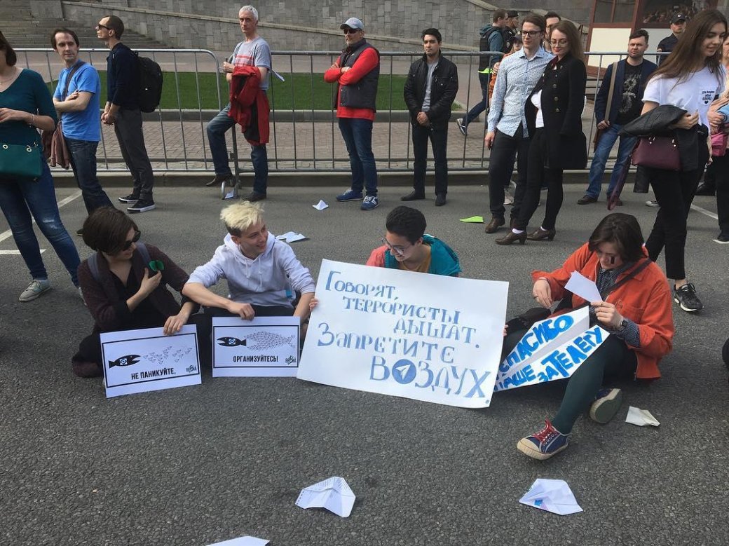 «Себе заблокируй»: как люди отреагировали на митинг против блокировки Telegram. - Изображение 17