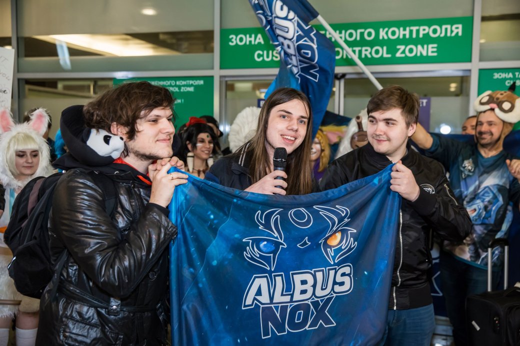Фанаты встретили Albus NoX Luna в Шереметьево как героев | Канобу Фанаты встретили Albus NoX Luna в Шереметьево как героев | Канобу